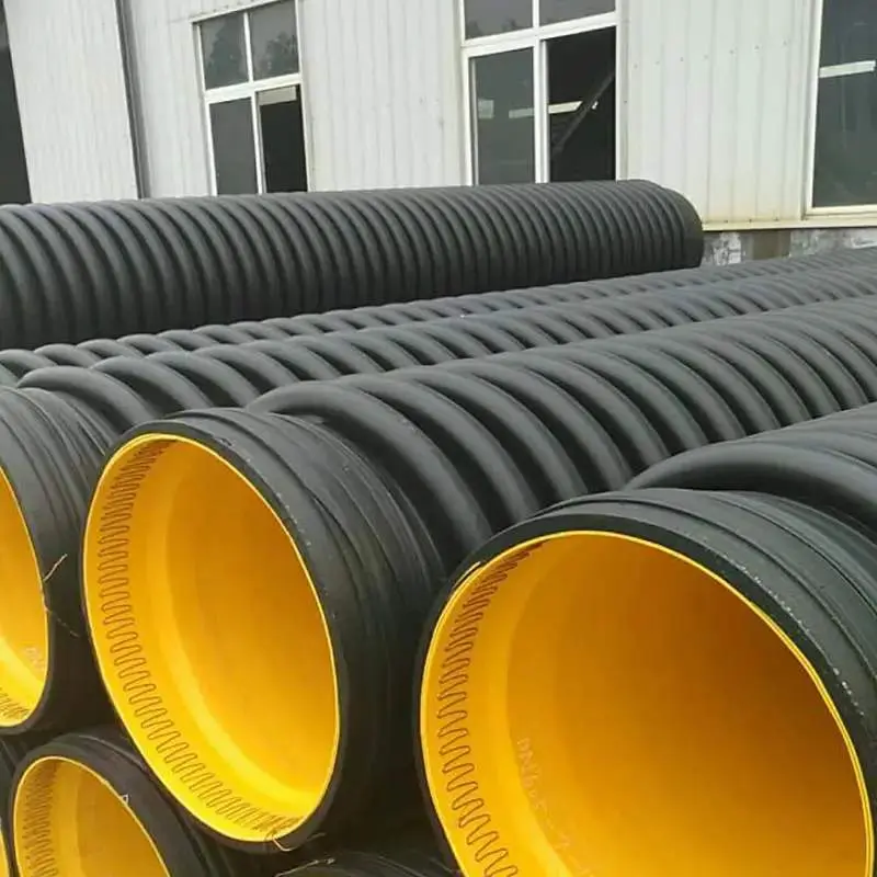 Depo alanında istiflenmiş HDPE koruge borular: siyah dış cidar oluklu yapı, sarı düz iç cidar; çeşitli çaplarda üretilmiş borular