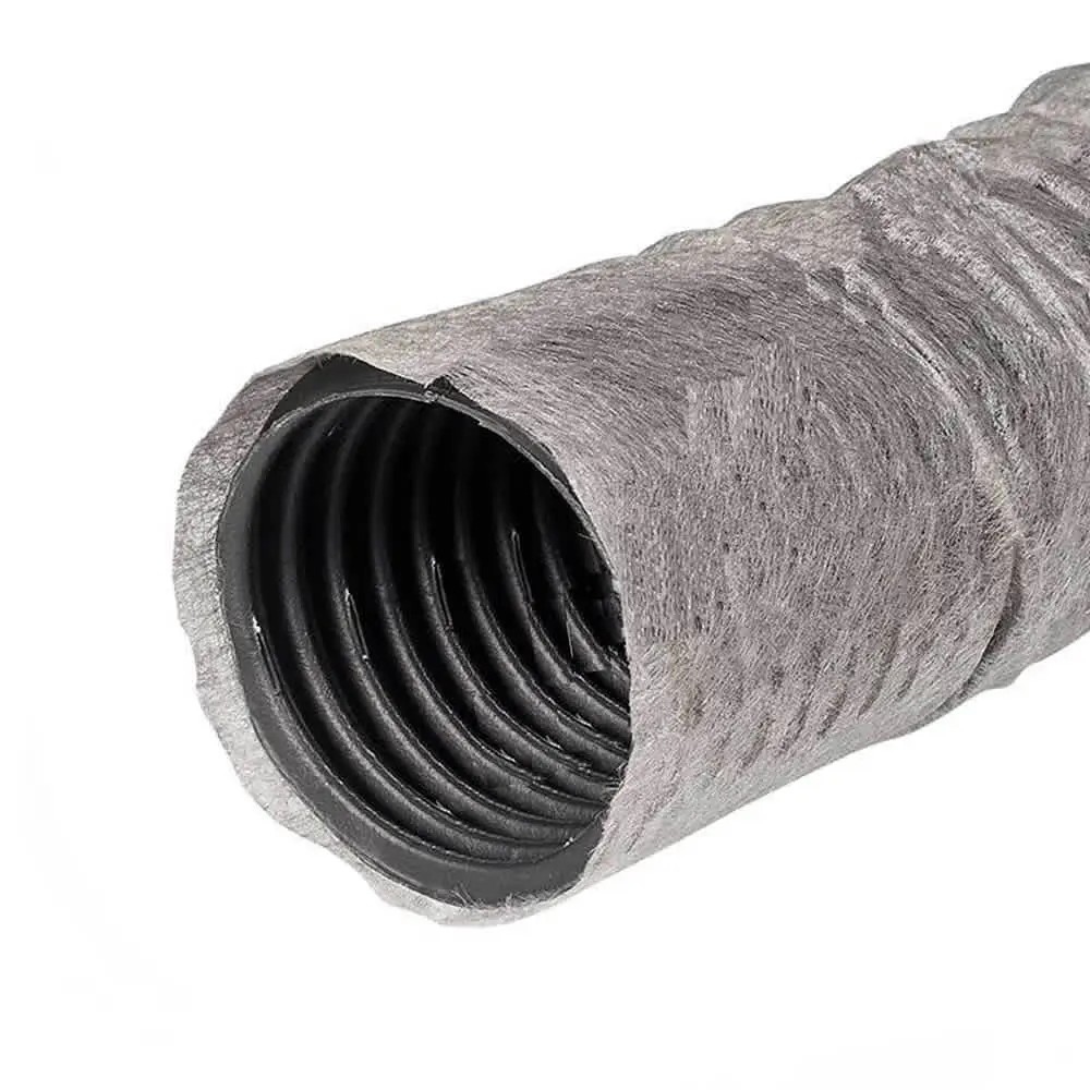 Geotekstil filtre çoraplı siyah HDPE koruge drenaj borusu yakın çekim — gri dokusuz geotekstil ile sarılmış, spiral oluklu iç boru kesiti görünür