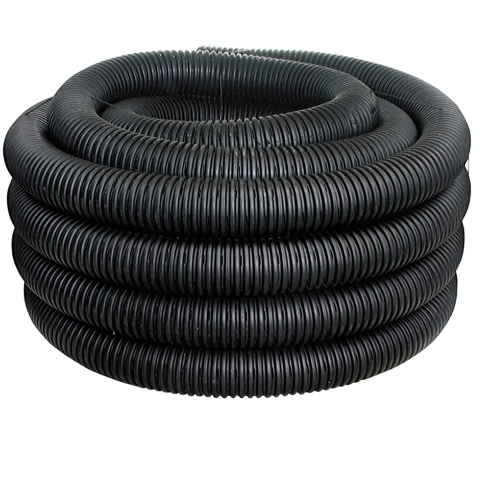 Siyah HDPE koruge drenaj borusu rulosu: esnek spiral profilli boru rulo halinde ambalajlanmış, üstten bakış; drenaj uygulamalarında küçük çaplı (Ø100–150 mm) versiyonu