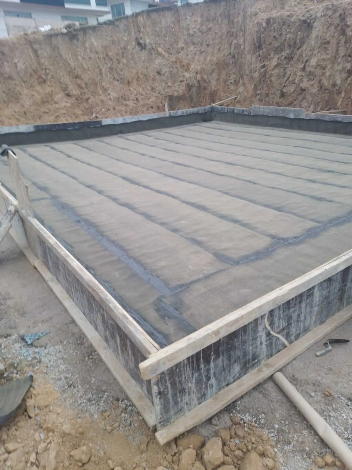 Ahşap kalıp içinde betonlanmış tekil temel taban betonu düzleme aşaması