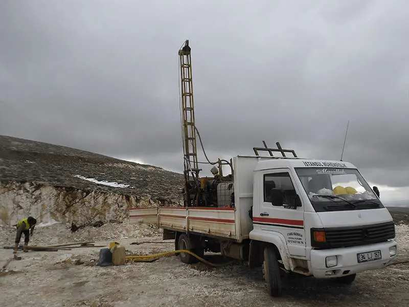 Kamyona monte sondaj ekipmanı — kayalık kireçtaşlı arazide zemin etüdü, İstanbul mühendislik firması
