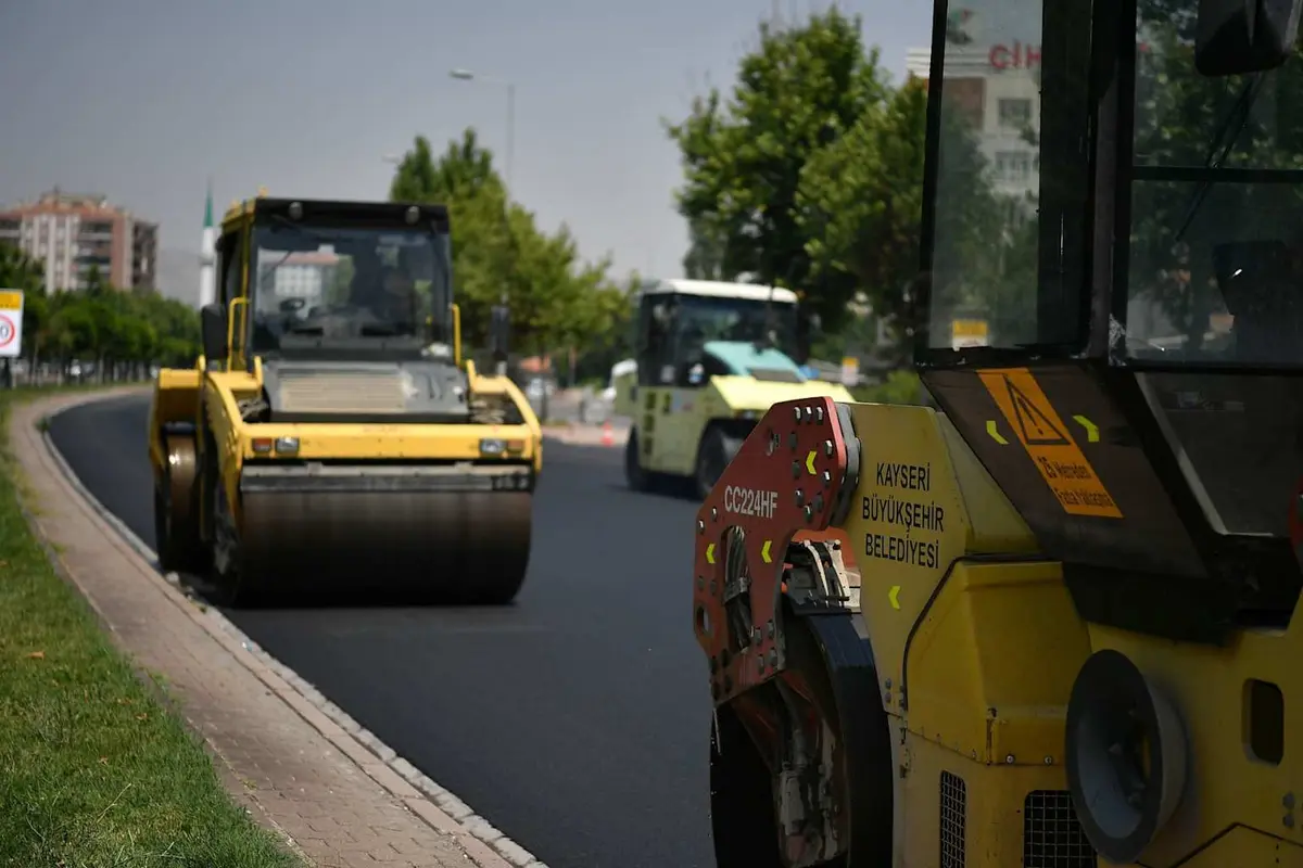 Kayseri Büyükşehir Belediyesi CC224HF silindiri ile asfalt sıkıştırma çalışması — iki silindir, kentsel ana yol uygulaması
