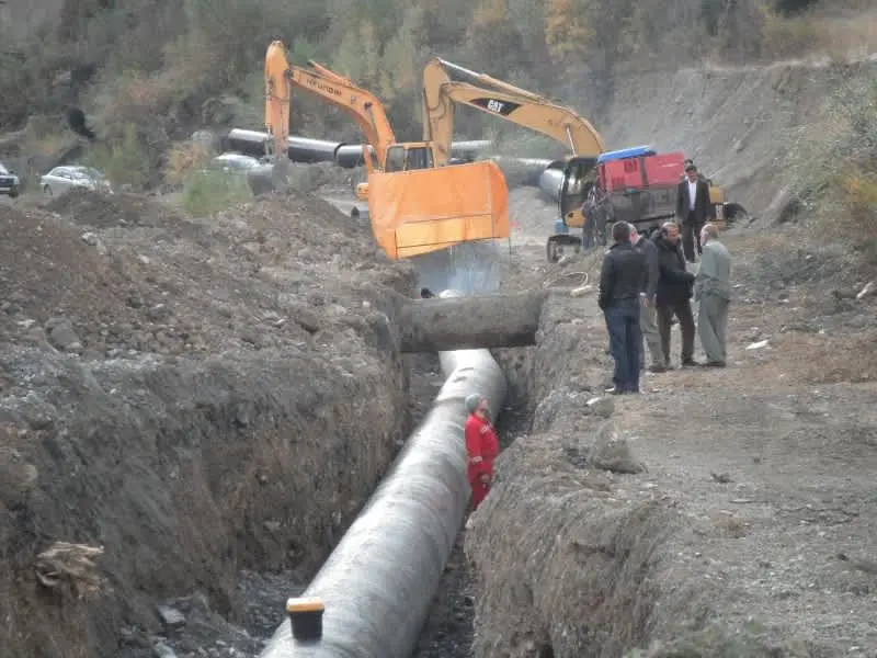 Dağlık arazide iki excavatör ile büyük çaplı su iletim boru hattı döşeme çalışması