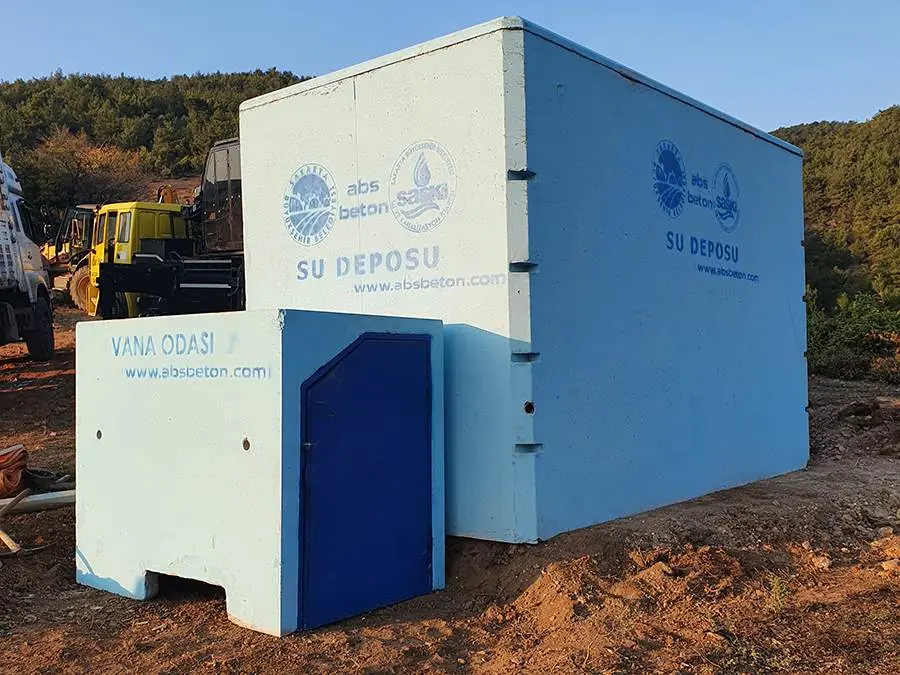 ABS Beton prefabrik su deposu ve vana odası bütünleşik ünitesi — mavi-beyaz beton panel, vana odası kapısı