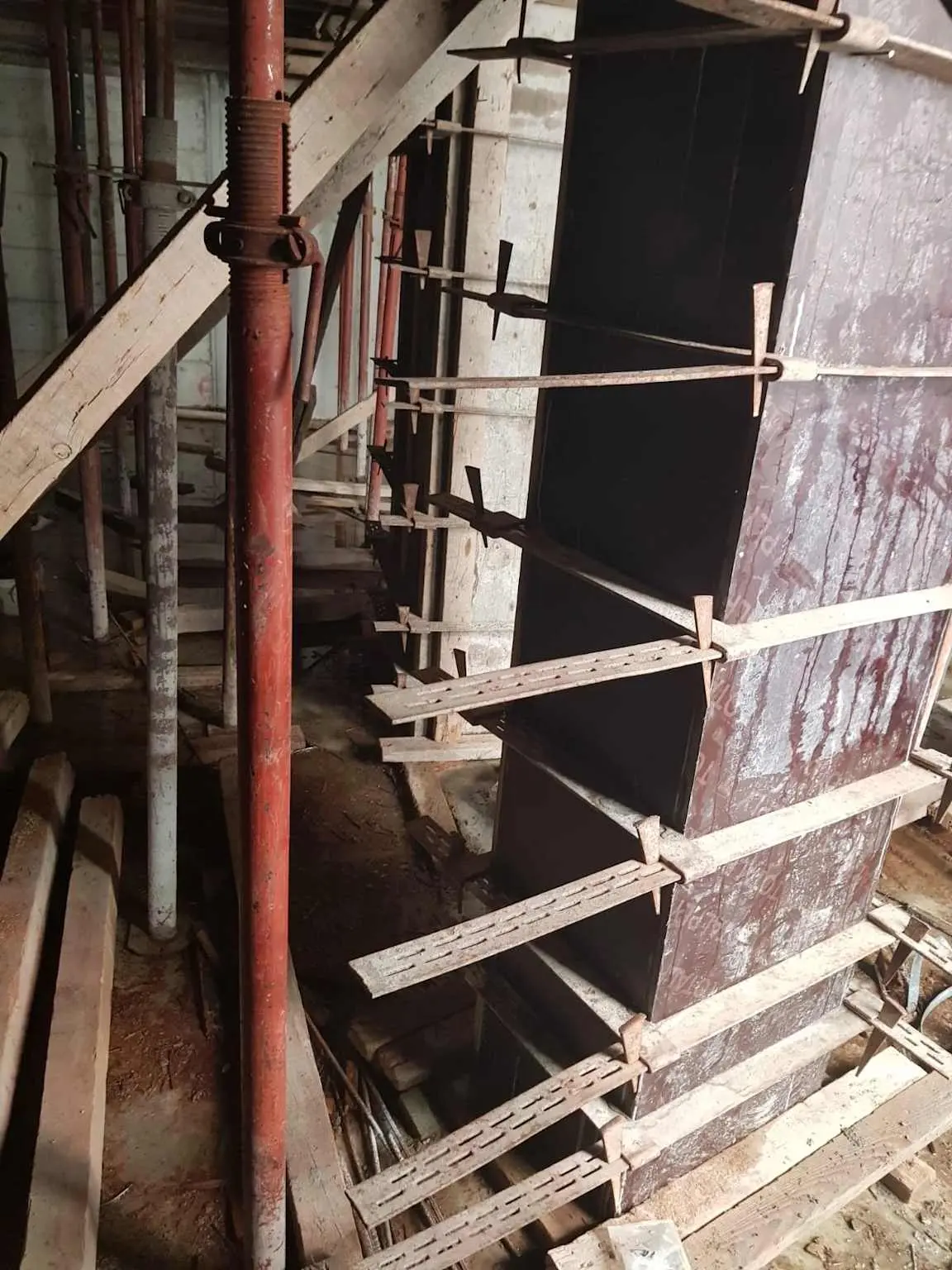 Betonarme perde duvar çelik panel kalıp şalelesi — kızak çubukları, destek iskelet sistemi ve beton döküme hazır yüzey