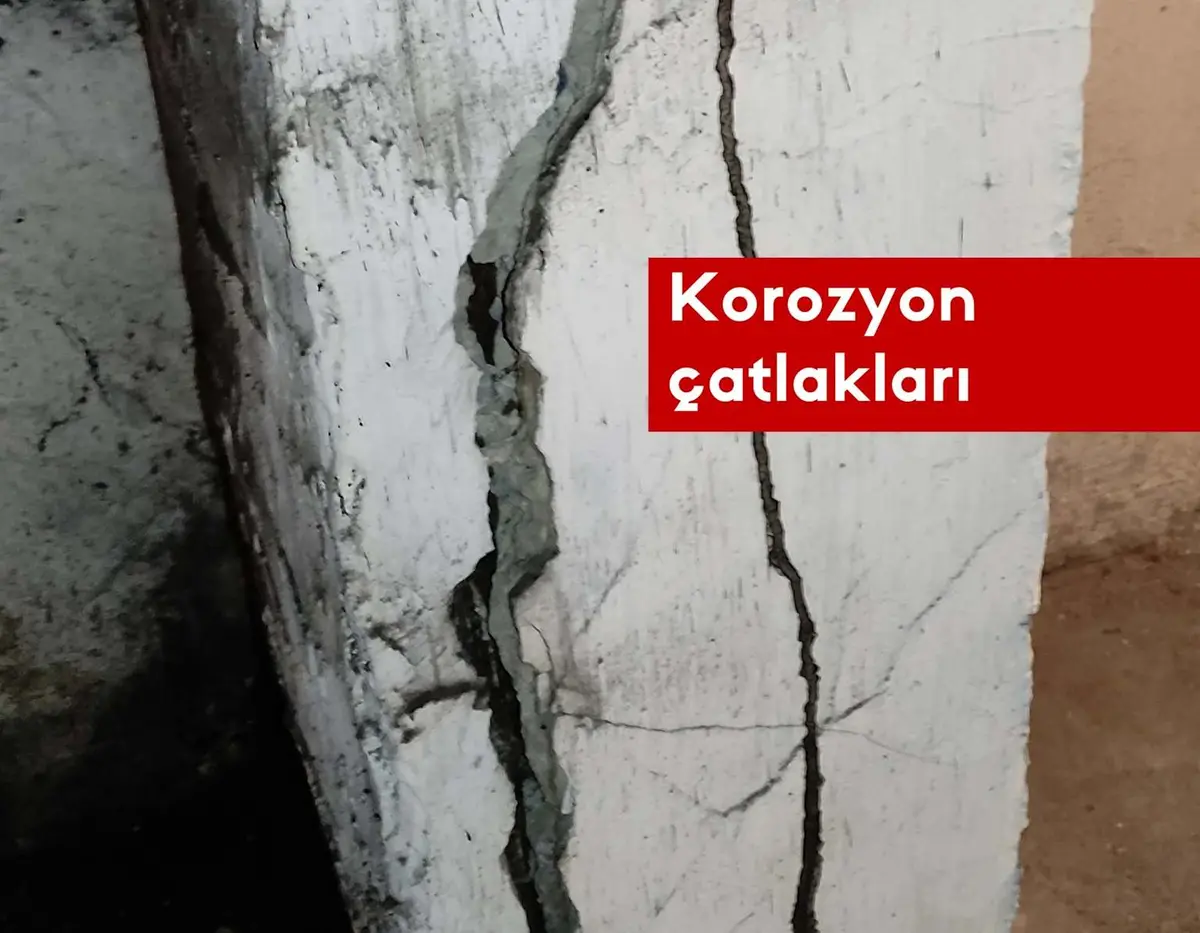 Betonarme döşemede korozyon çatlakları — donatı paslanması kaynaklı boyuna çatlak ve beton örtü dökülmesi