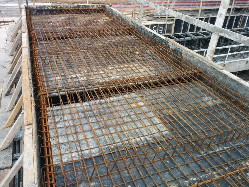 Betonarme döşeme çift yönlü donatı ızgarası yerleştirme — paralel çubuklar ve plastik distansiyer