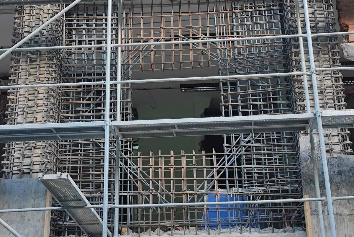 Yeni betonarme perde duvar donatı kafesi montajı — boşluklu çift donatı ızgarası ve iskele sistemi
