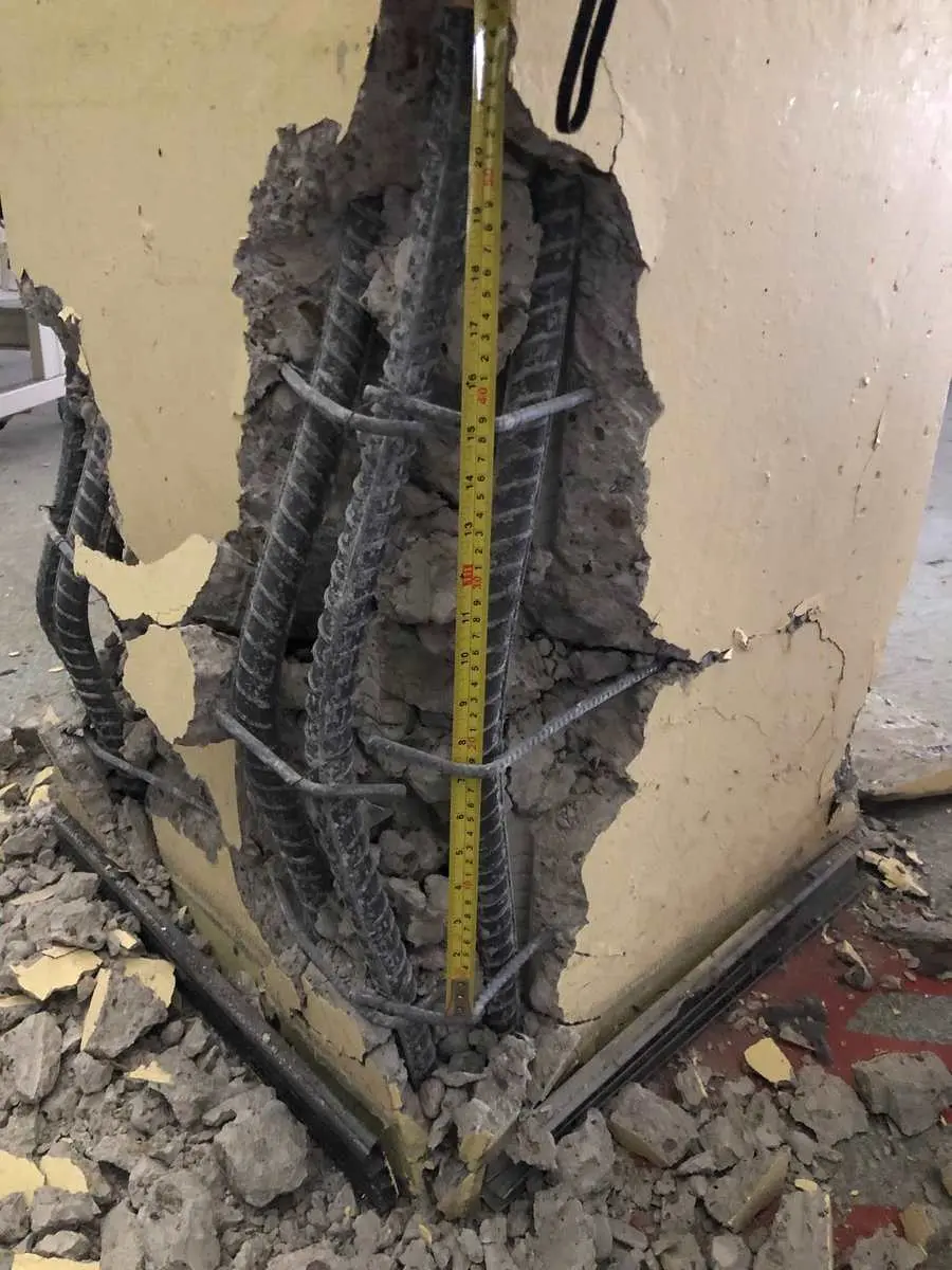 Yetersiz etriye aralığına sahip hasar görmüş betonarme kolon: boyuna donatılar burkulmuş, beton örtüsü dökülmüş, ölçüm metresine göre geniş etriye aralıkları görülmekte