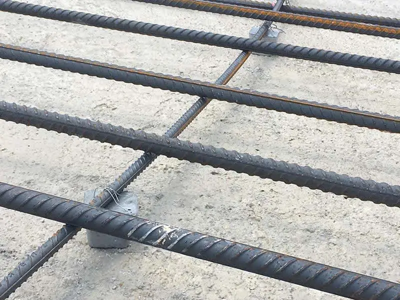 Döşeme/temel betonarme donatısında plastik spacer takozları uygulaması, pas payı sağlama detayı