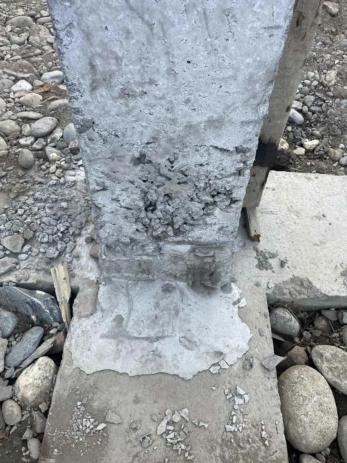 Betonarme kolonda bal peteği (honeycomb) kusuru — yetersiz vibrasyon nedeniyle agrega boşlukları ve sement hamuru eksikliği