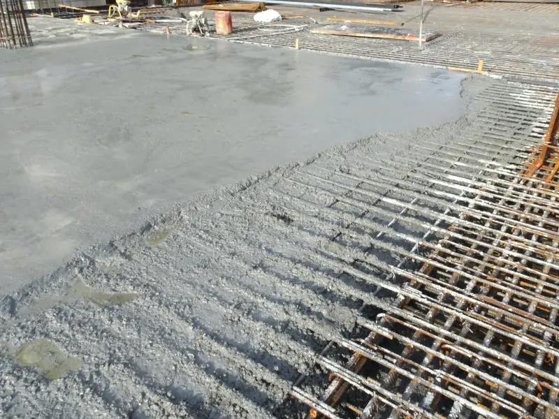 Döşemede oluşmuş soğuk derz örneği — beton dökümünde kesinti sonrası eski ve yeni tabaka arasındaki yapışmama