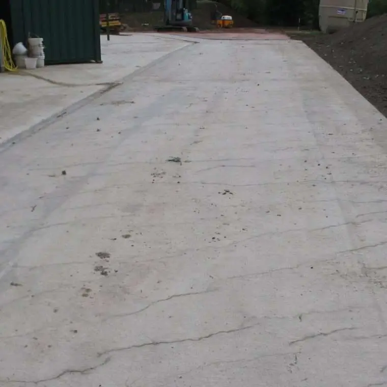 Yetersiz veya geç başlatılan kür nedeniyle taze beton döşemede oluşan plastik büzülme çatlakları