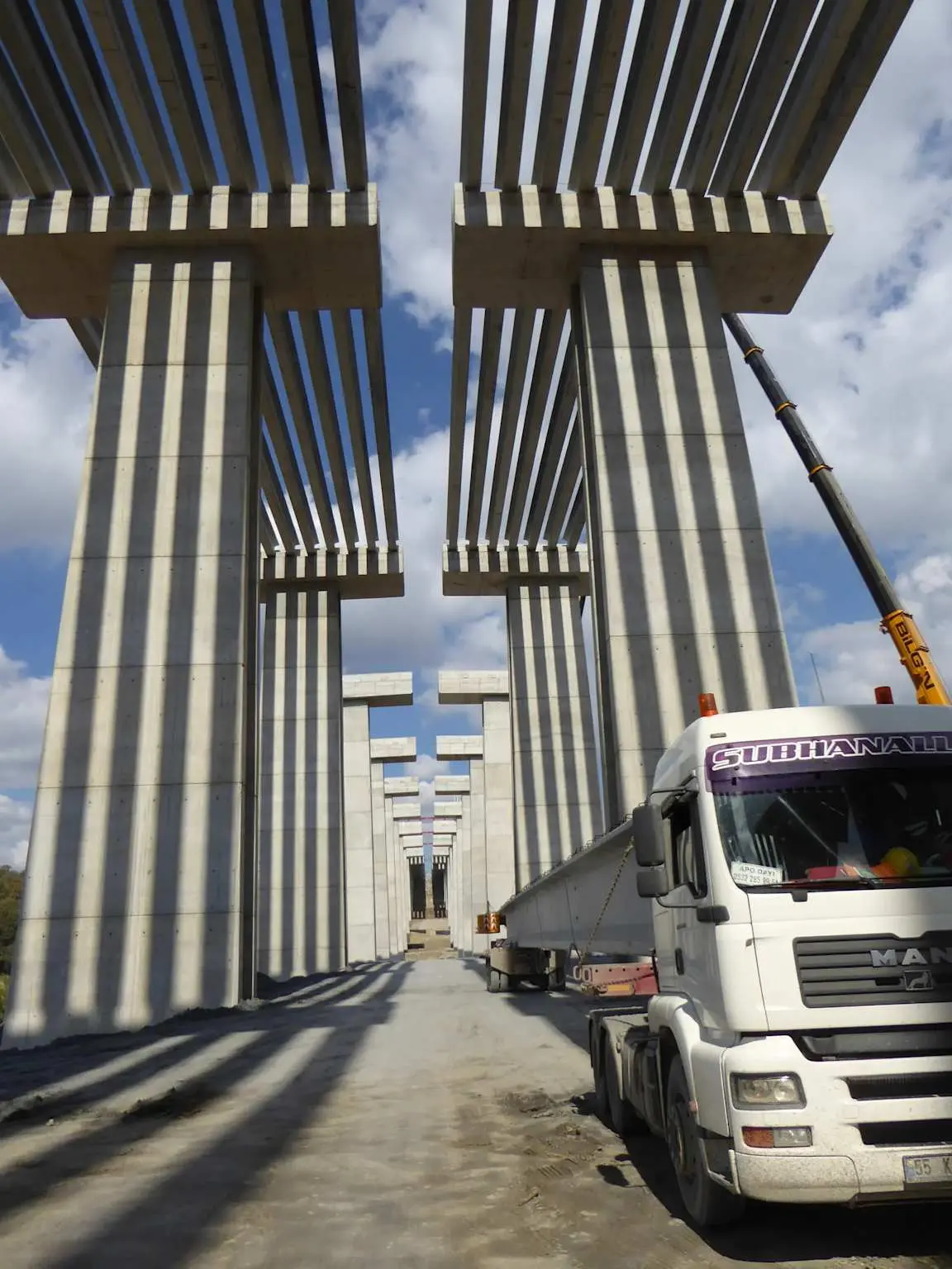 İnşaat halindeki büyük köprü viyadüğü: iki sıra ince beton kolon üzerinde çok açıklıklı öngerilmeli kiriş sistemi ve vinç, iç kuvvet yeniden dağılımı ile sünme etkilerinin tasarımda dikkate alındığı yapı örneği