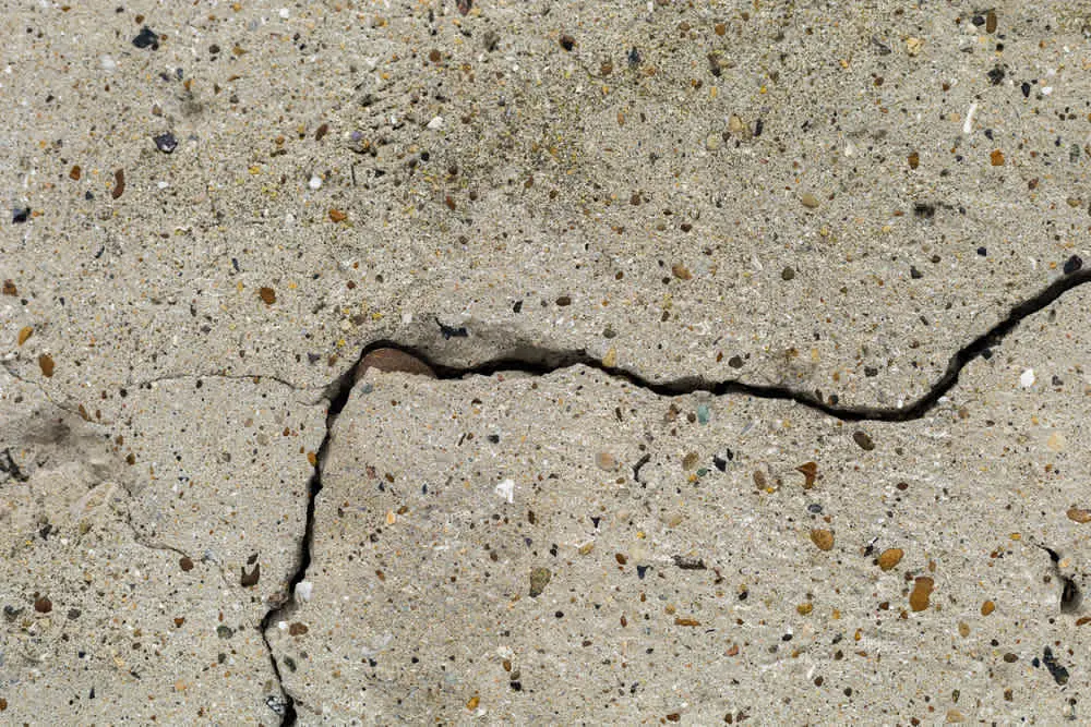 Beton yüzeyinde karbonatlaşma çatlağı: ince saç kılı çatlak beton döşemede belirgin şekilde görünüyor