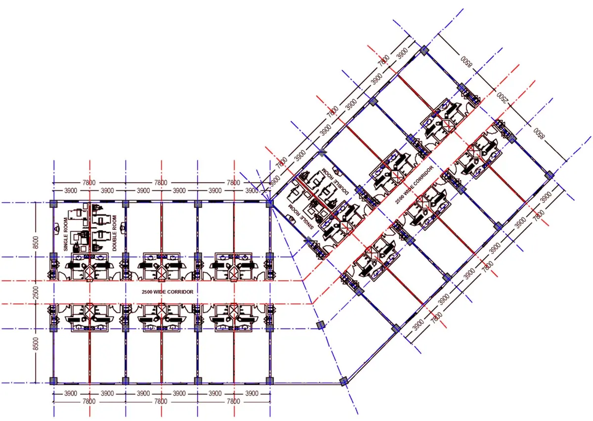 CAD ortamında çizilmiş çok katlı yapı kat planı — yatay ve düşey aks gridleri, kolon konumları, merdiven çekirdekleri ve ölçülendirme zincirleri kırmızı-mavi renk kodlamasıyla gösterilmiş