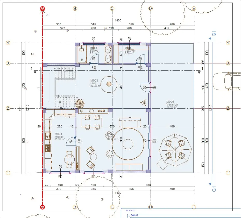 AutoCAD'de çizilmiş mimari kat planı; A–E aks gridleri, kırmızı aks çizgileri, mavi yapı sınırı, ölçü zincirleri ve oda isim etiketleri