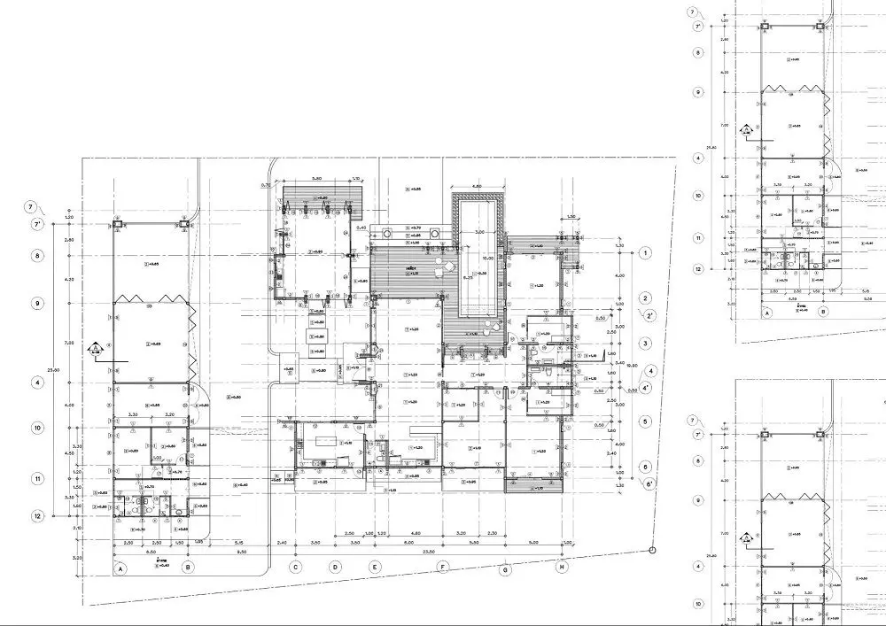 Büyük ölçekli bina kompleksinin yapısal as-built planı; aks çizgileri (sayısal ve alfabetik), kolon konumları ve çizim kenar boşlukları görünmekte; A3 kağıt üzerine 1:100 ölçekli