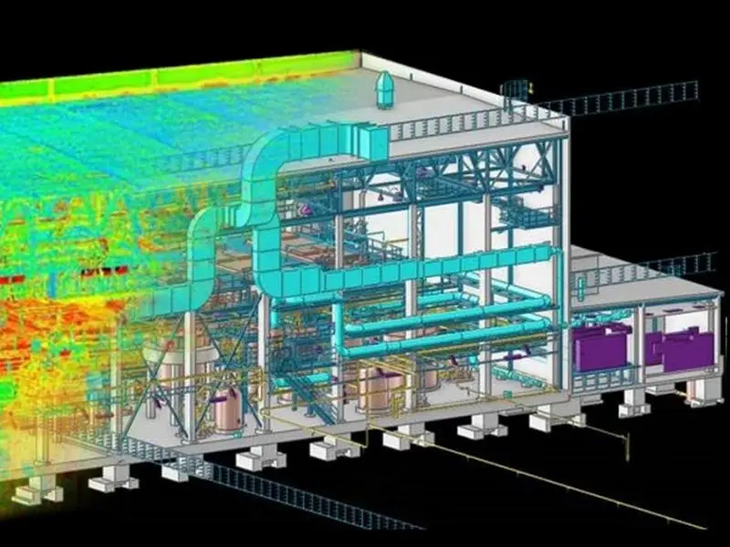 Endüstriyel tesisin lazer tarama nokta bulutu (kırmızı-sarı-yeşil renk skalası ile sıcaklık haritası) ile BIM modeli (mavi çelik strüktür ve ekipmanlar) üst üste getirilmiş; as-built doğrulama çalışması