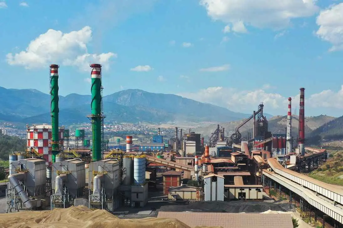 Karabük Kardemir çelik fabrikası hava görünümü — yüksek fırınlar ve hadde tesisleri