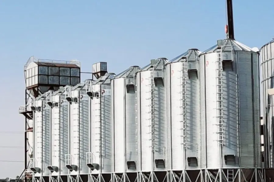 Türkiye'de galvanizli ondüleli çelik hububat siloları sıra hâlinde; tarımsal depolama tesisi görünümü