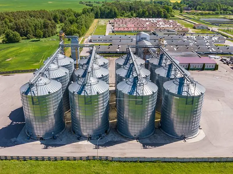 Entegre çelik silo tesisi havadan görünümü; silindirik silolar ve çevre altyapısı görülmektedir