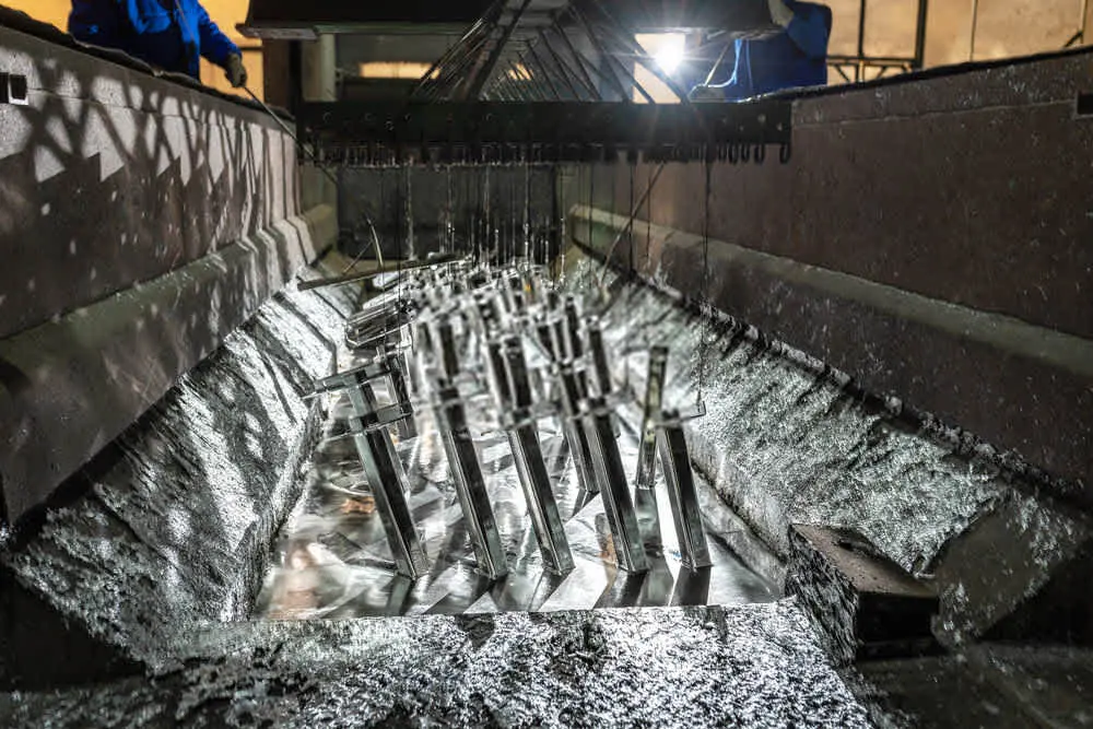 Sıcak daldırma galvanizleme banyosu — çelik elemanlar 450°C erimiş çinko banyosuna daldırılıyor