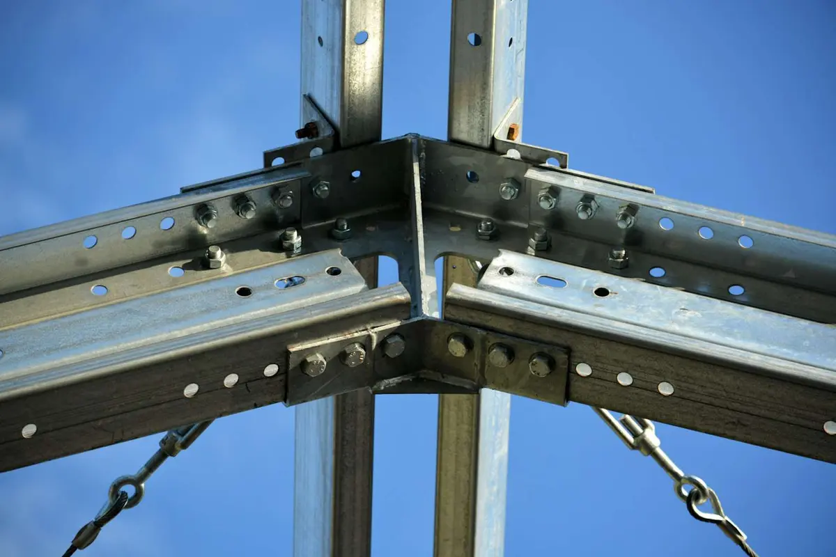 Galvanizli çelik çerçeve bağlantı detayları yakın plan