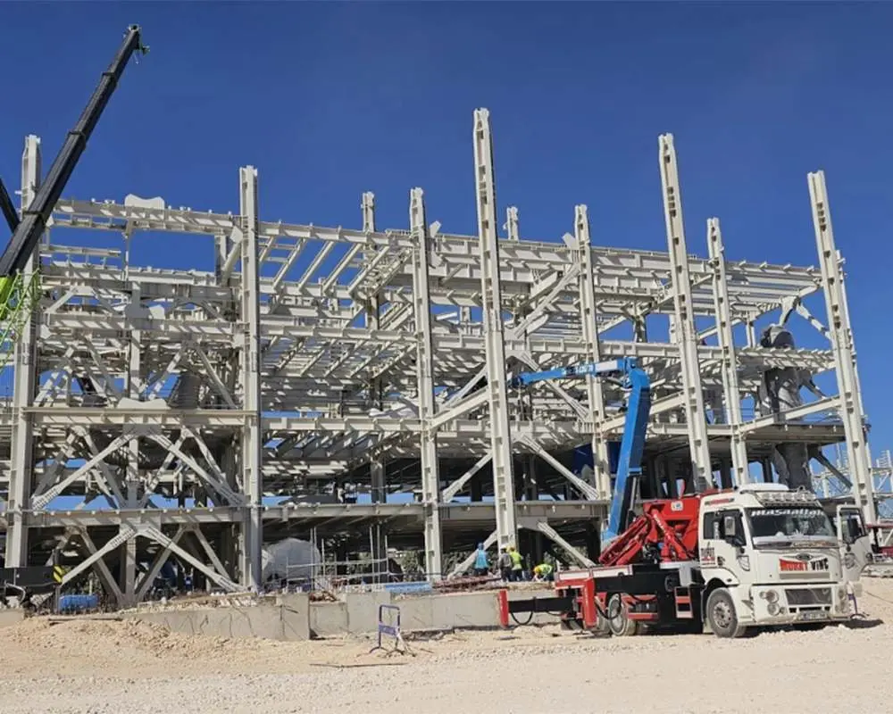 Vinçli büyük çelik yapı inşaatı — montaj aşaması
