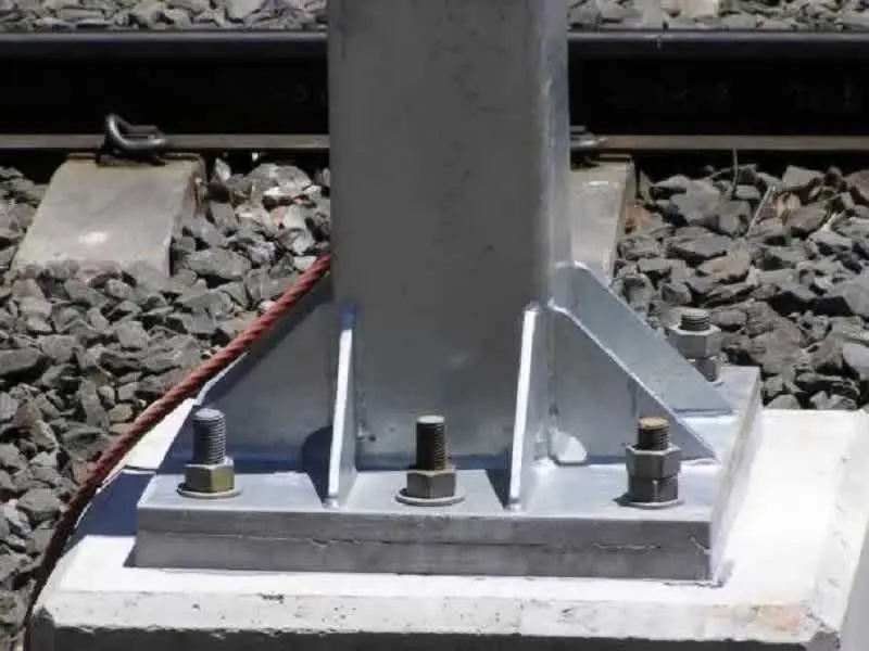 Çelik kolon taban plakası ankraj bulonları beton temel üzerinde