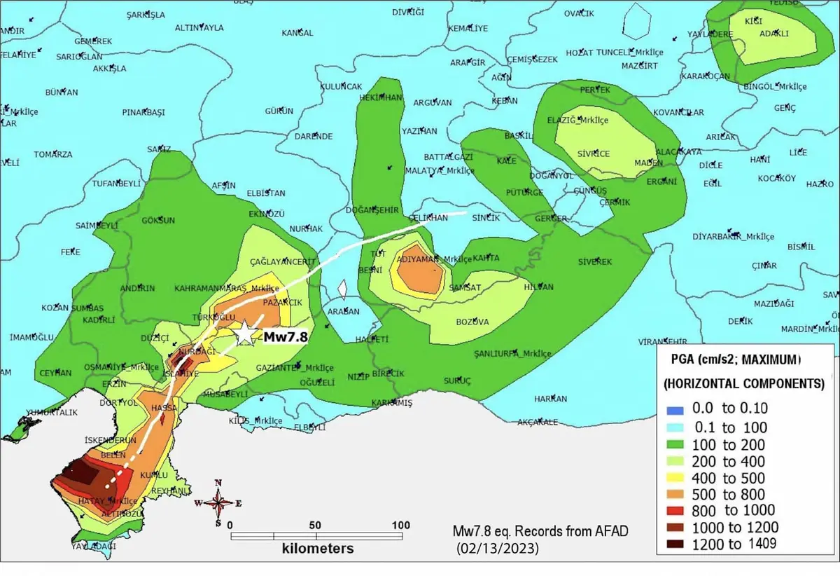 2023 Kahramanmaraş Mw7.8 depremi PGA haritası — tepe yer ivmesi dağılımı, kırmızı ve turuncu bölgeler 800-1400 cm/s² aralığını gösteriyor