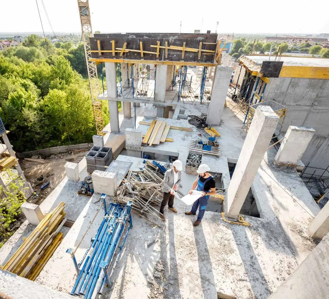 Betonarme deprem sonrası hasarlı bina fotoğrafı — 2023 Kahramanmaraş depreminden etkilenen çok katlı konut yapısı