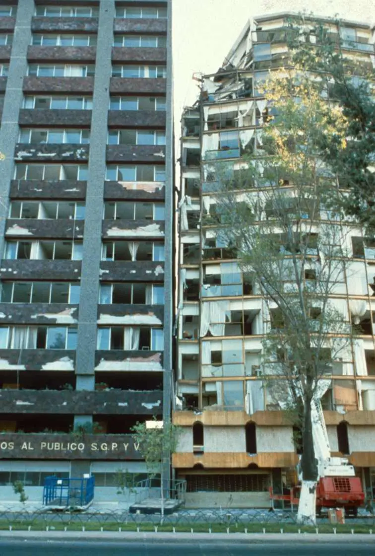 1985 Mexico City depremi sonrası iki bitişik bina — sol bina sağ binaya göre farklı kat yüksekliğiyle inşa edilmiş, pounding hasarı nedeniyle cephede ciddi bozulma var
