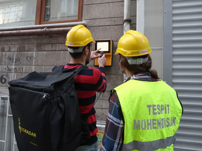 Sahada GPR (Yer Penetrasyonlu Radar) uygulaması: Tespit Mühendislik ekibi mevcut betonarme binanın dış cephesinde Proceq GPR cihazıyla donatı taraması yapıyor