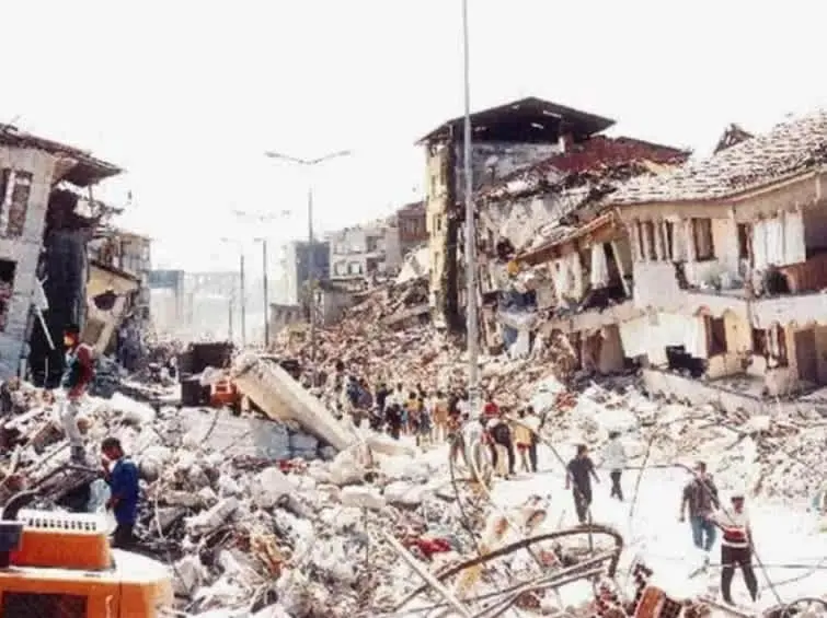 1999 Kocaeli Depremi sonrası Adapazarı kent merkezinde zemin sıvılaşması hasarı: çökmüş ve eğik binalar, kaldırım deformasyonları, enkaz ve kurtarma çalışmaları.