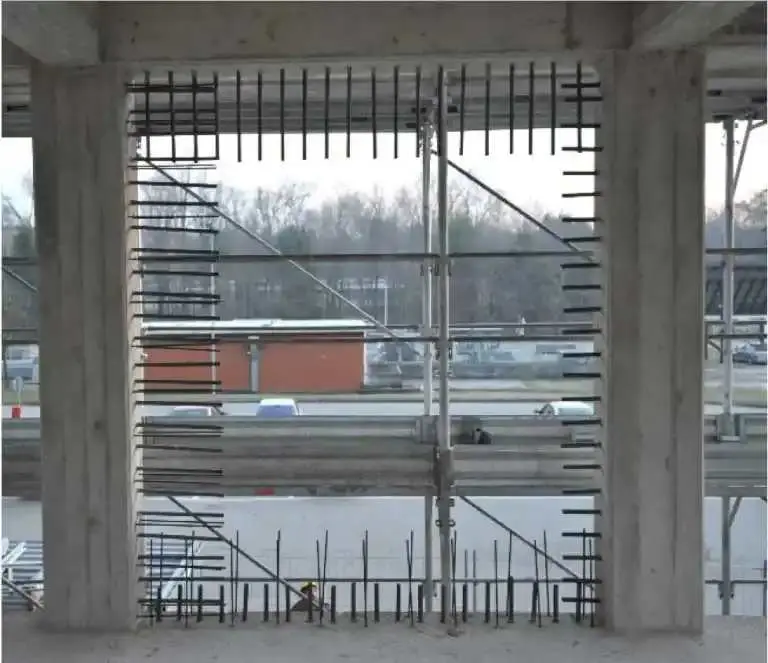 Dolgu perde güçlendirmesinde betonarme donatı iskelet yerleşimi: iki kolon arasına yerleştirilen yatay ve düşey donatılar beton dökümünden önce konumlandırılmış