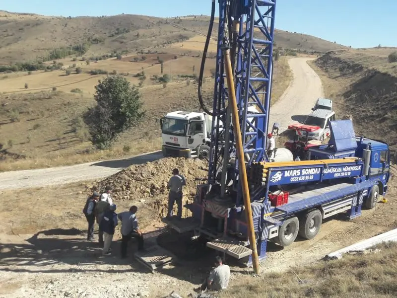 Dağlık arazide büyük araçla sondaj çalışması — taşıma gücü parametrelerinin belirlenmesi için arazi zemin araştırması