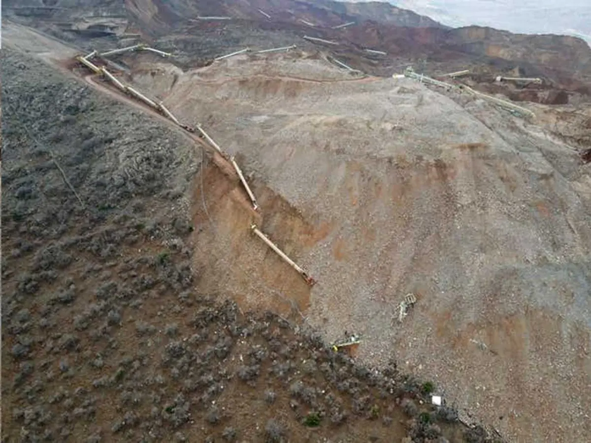 Heyelan alanı hava fotoğrafı: arid iklimde geniş heyelan kütlesi, drenaj kanalları ve kırmızı-turuncu toprak yüzeyi