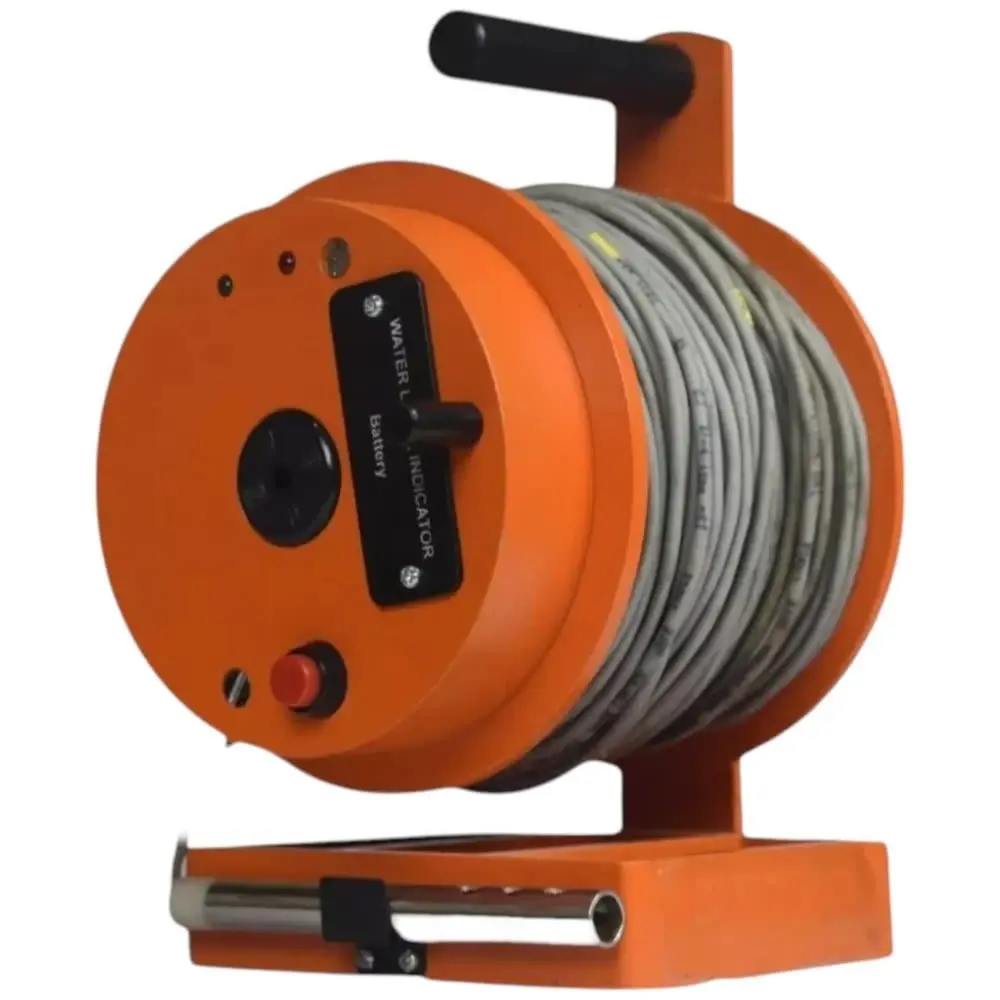 Su seviyesi ölçüm cihazı (Water Level Indicator): turuncu makaralı elektronik ölçüm aleti; sondaj kuyusunda TS EN ISO 22475-1:2006 Madde 6.4'e göre 24 saat bekleme sonrası yeraltı suyu seviyesi ölçümü.