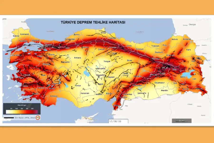 Türkiye Deprem Tehlike Haritası — TBDY 2018 DD-2 yer ivmesi dağılımı: kırmızı bölgeler yüksek tehlike (PGA > 0.4g), sarı bölgeler orta tehlike, beyaz bölgeler düşük tehlike; fay hatları siyah çizgilerle gösterilmiş