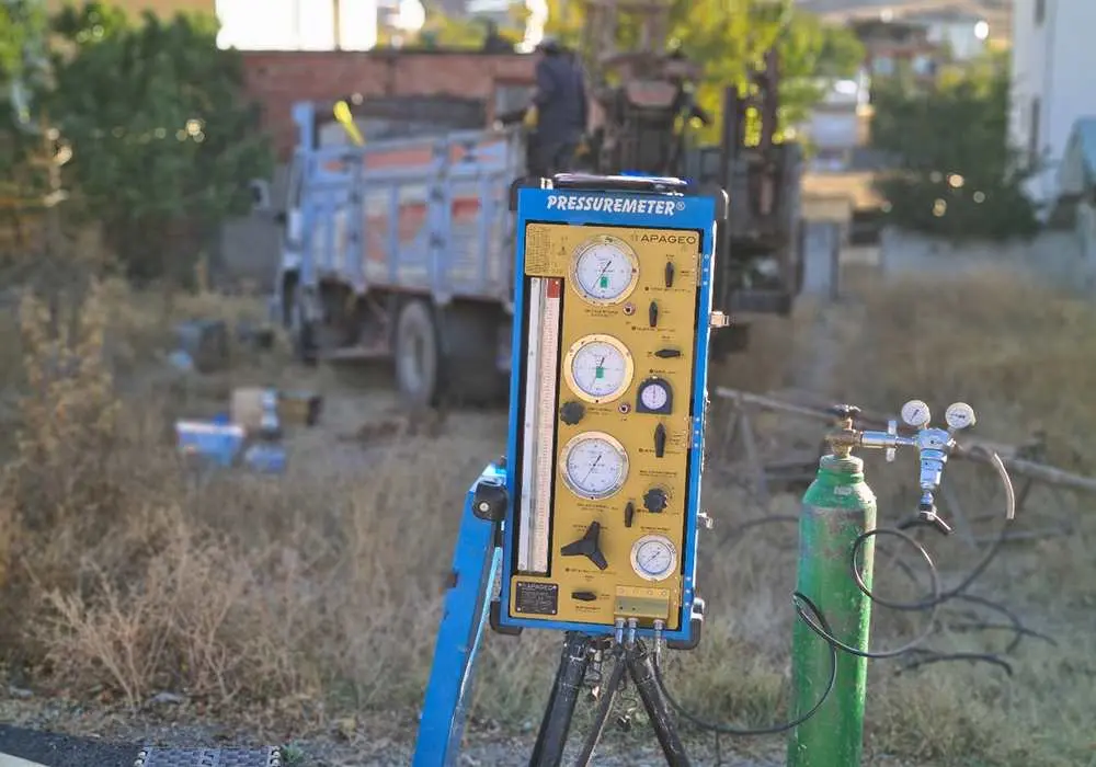 Türkiye'de bir şantiyede APAGEO Pressuremeter kontrol ünitesi ön planda, arkada sondaj teçhizatı ve kamyon