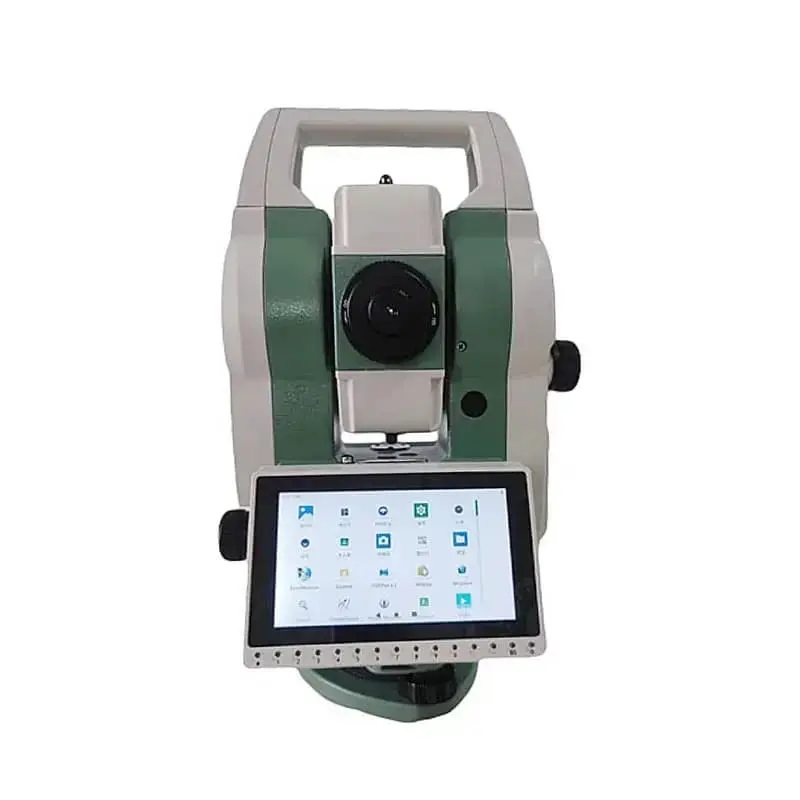 Dokunmatik ekranlı modern toplam istasyon (total station) — yeşil-gri gövde, lazer merceği ve büyük ekran