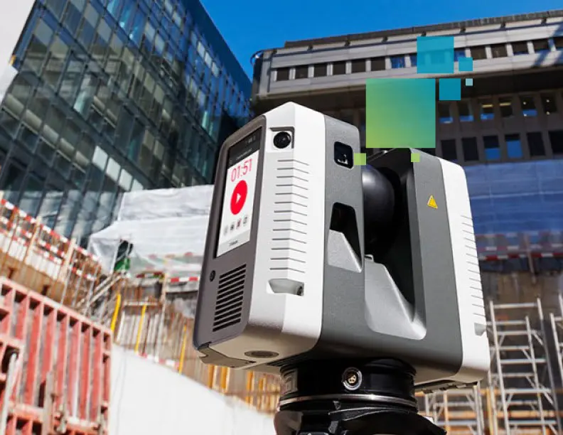 İnşaat sahasında tripod üzerinde beyaz gövdeli lazer tarayıcı; arka planda cam cepheli bina ve iskele görünüyor