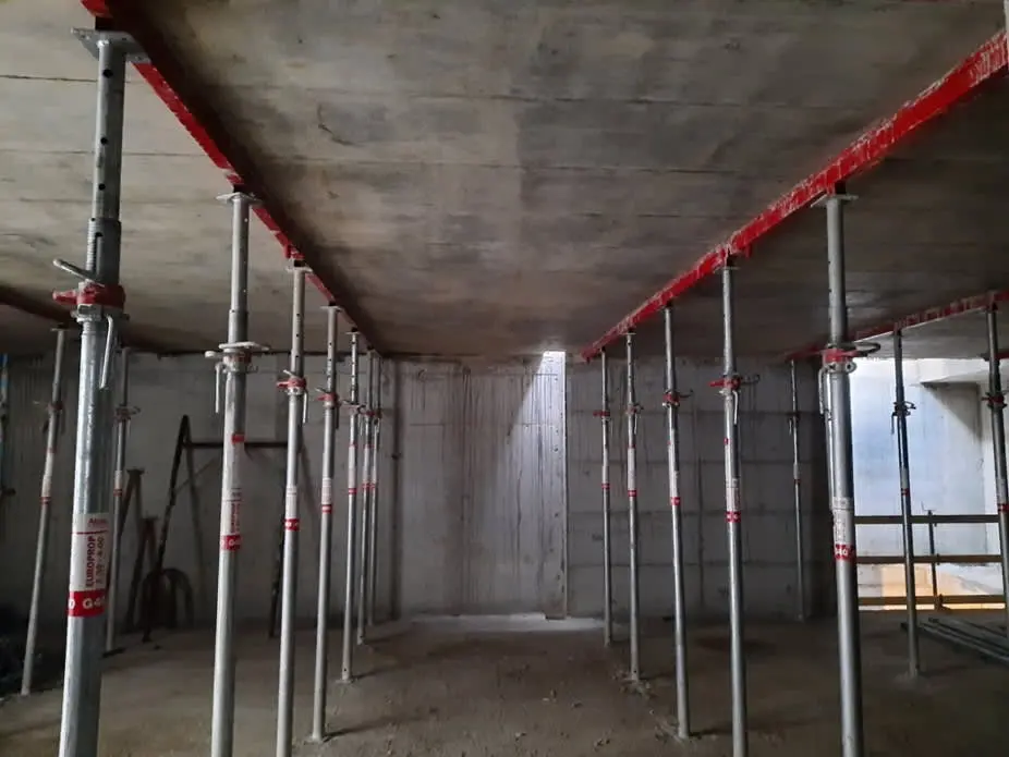 Reshoring uygulaması — beton döşeme altında galvanizli ayarlanabilir çelik dikmeler
