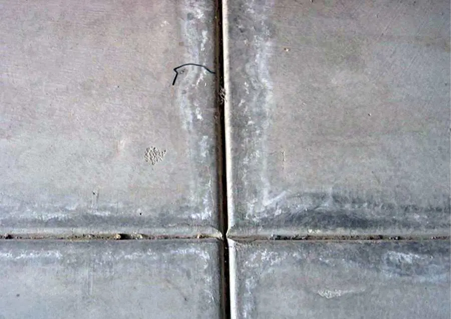 Beton döşemede haç şeklinde genleşme derzi — yatay ve dikey derzlerin kesişim noktası yakın plan