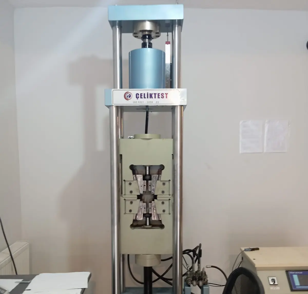 Çeliktest markalı hidrolik çekme test presi — donatı çeliği çekme deneyi ekipmanı, ekstansometri klemens