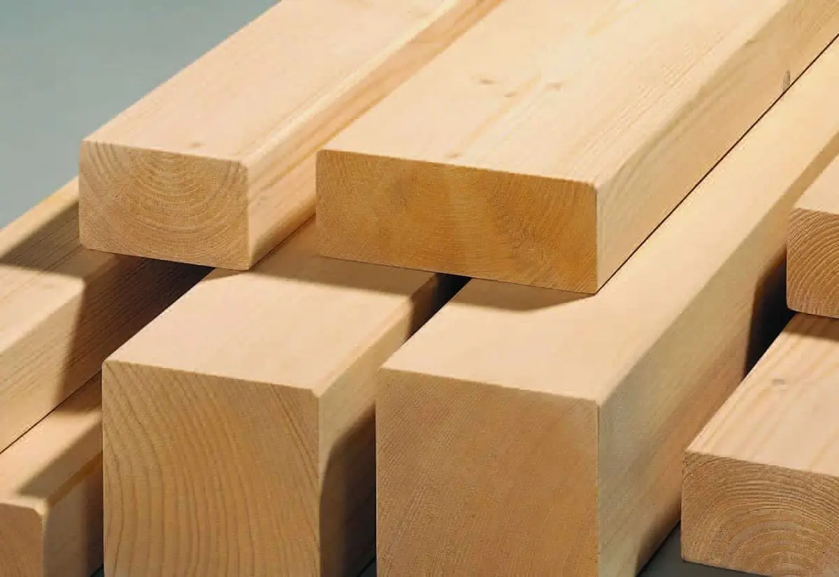 Glulam lamine kirişler yakın plan — yıllık halka ve lif yapısı görünür