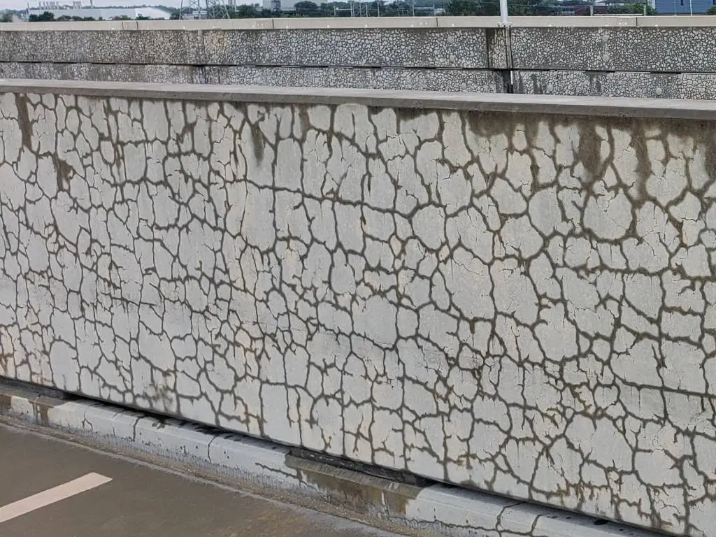 Beton yüzeyinde ASR hasarı — poligonal harita çatlama (map cracking) belirtisi