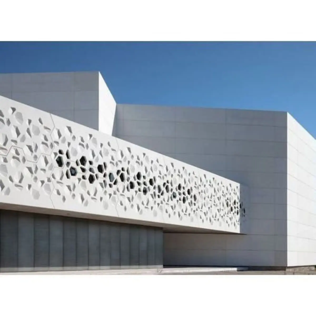 GRC/GFRC cam lifli beyaz prefabrik beton cephe paneli — geometrik delikli süslü modern bina cephesi