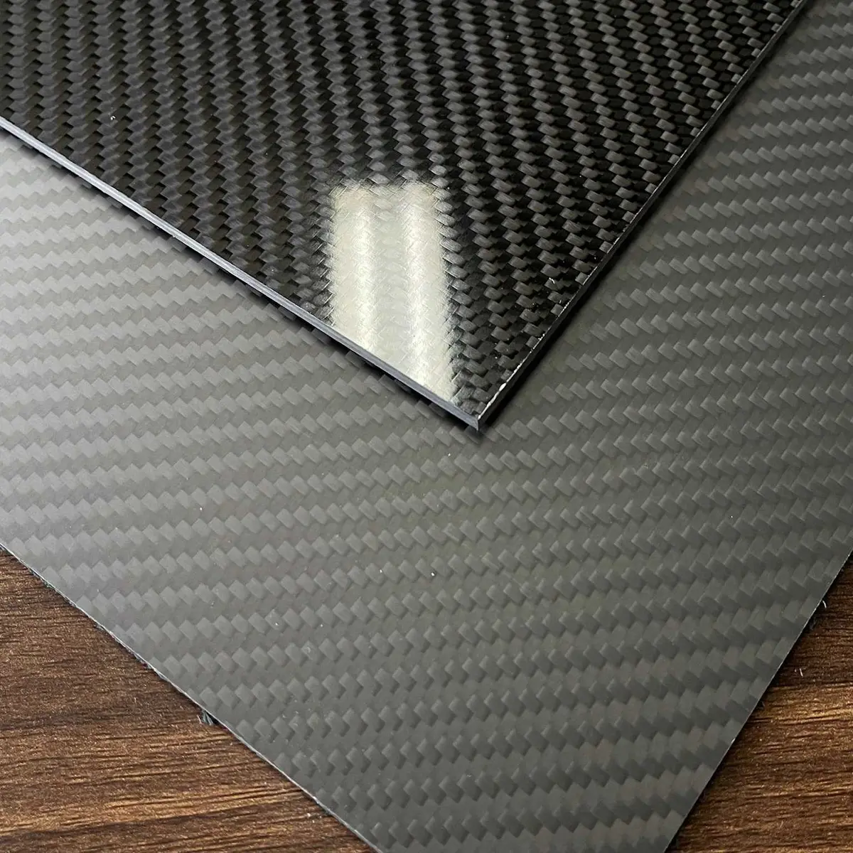 Siyah CFRP laminat levha çiftleri — twill örgü balık pulu dokuma deseni yakın plan